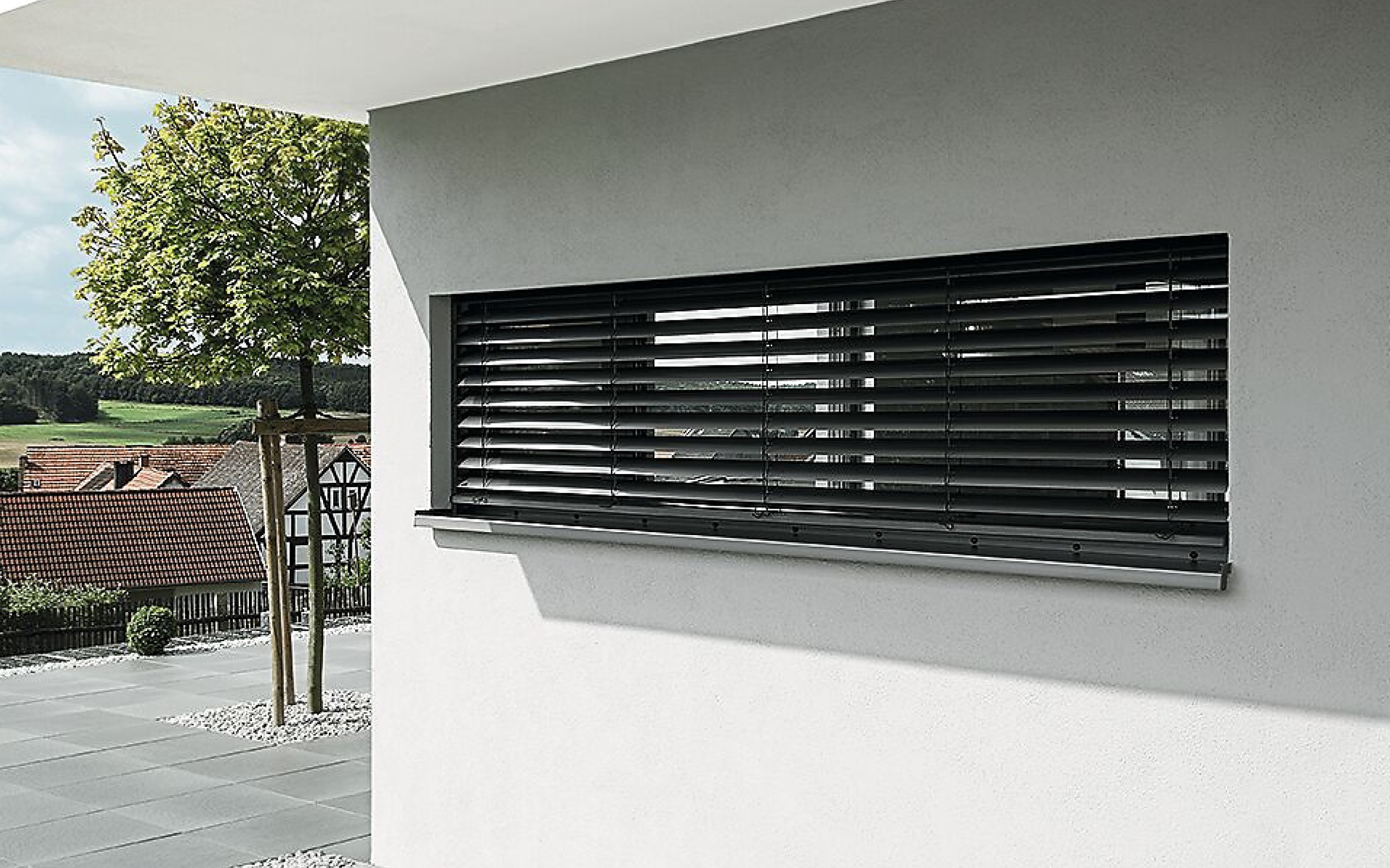 Fenster mit heruntergelassenen Raffstoren mit schwarzen Lamellen
